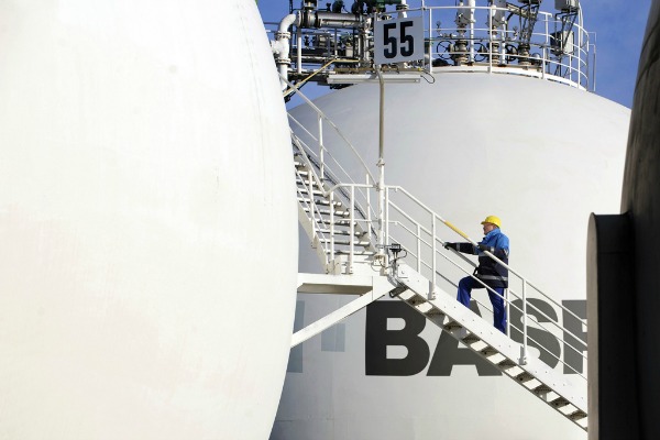 BASF change son fusil d’épaule et approuve le règlement REACH